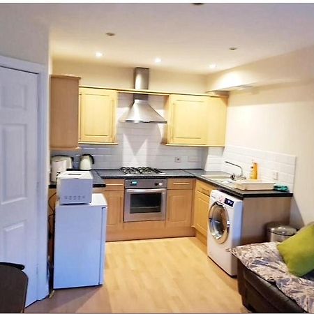 Pinfold Court Apartments Ноусли Экстерьер фото